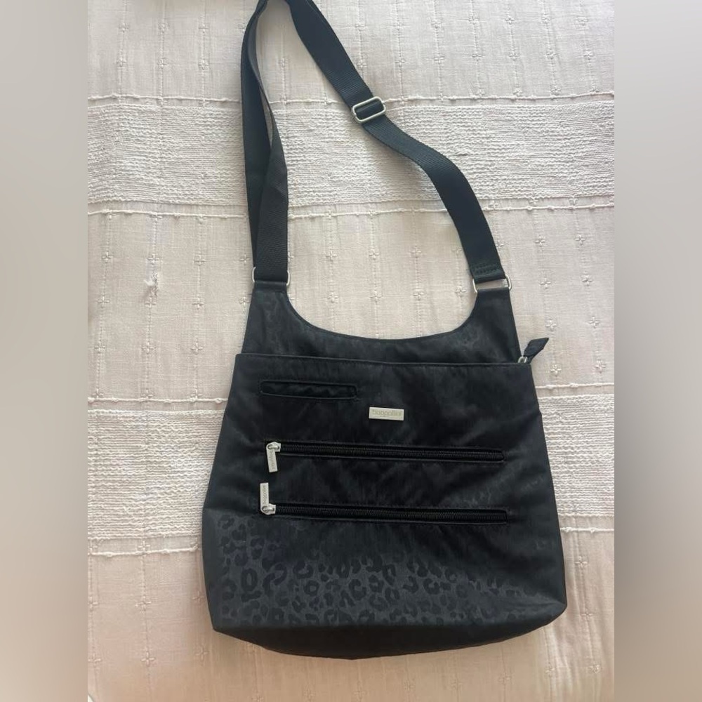 baggallini black cheetah emboss bucket bag